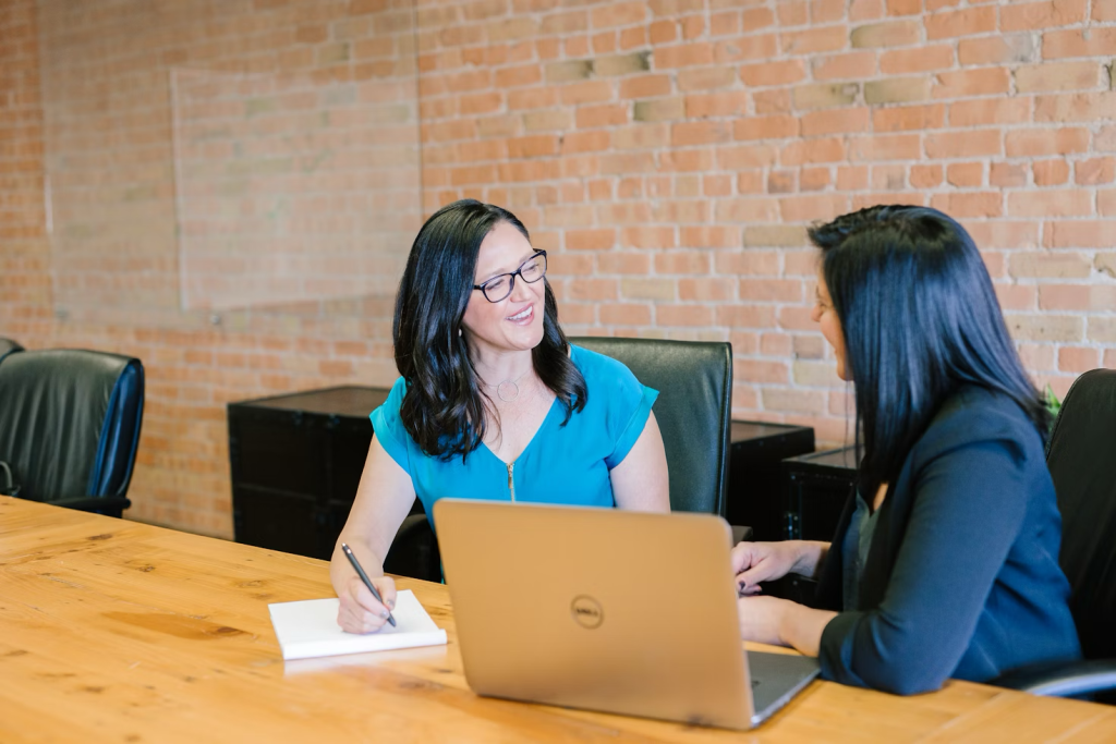 A client speaking with an Authentifier expert.